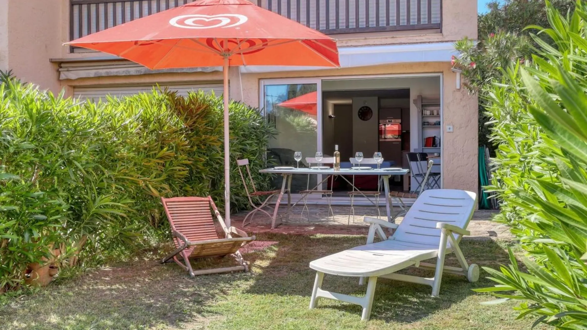 Magnificent Newly Renovated Close To Beach & Swimming Pool contacts