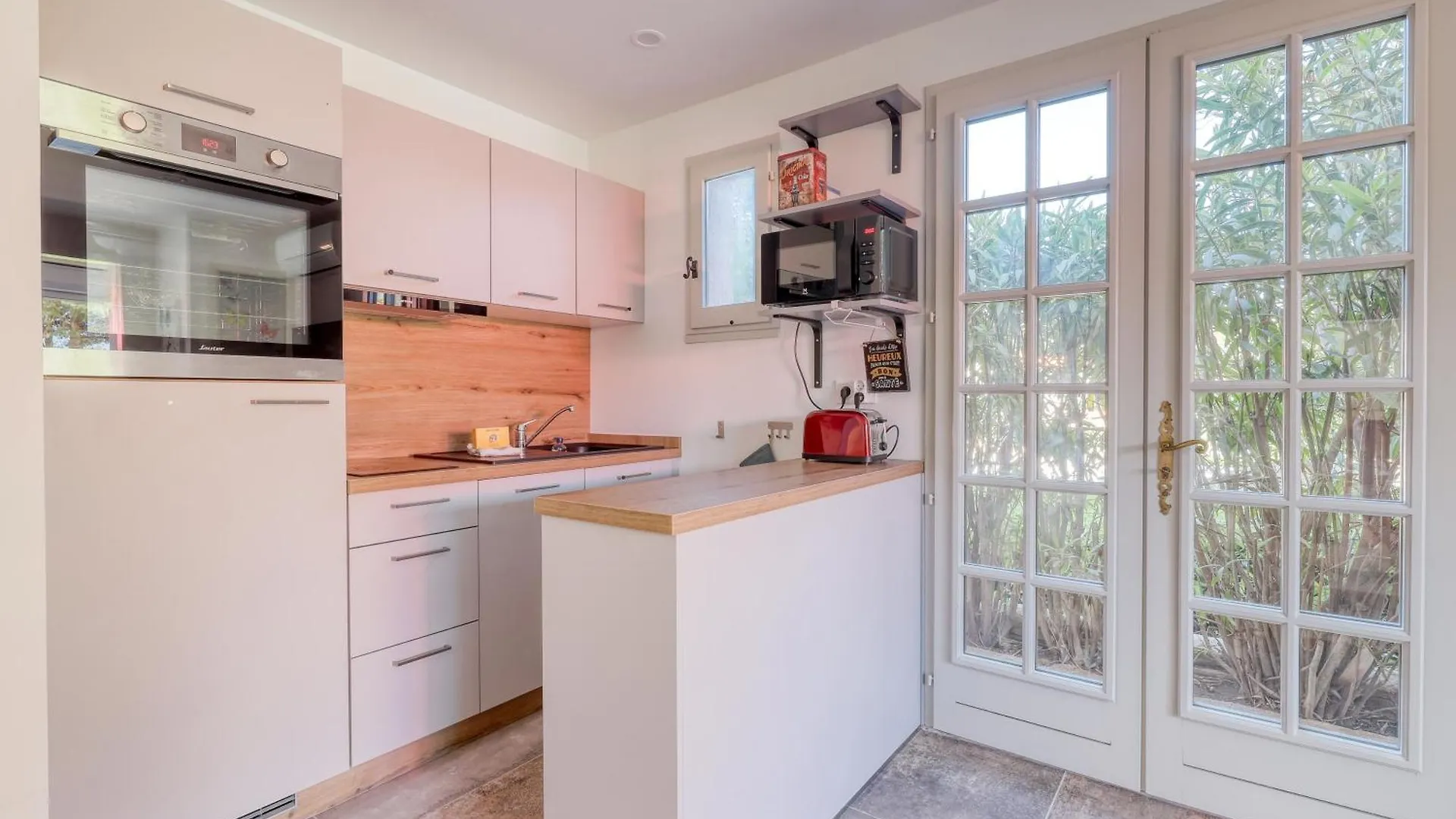 Magnificent Newly Renovated Close To Beach & Swimming Pool Le Lavandou Apartment